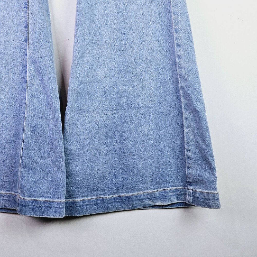 We the FREE PEOPLE Women's Venice Beach Flare Jean Pull-on, Size 30 - Picture 4 of 8